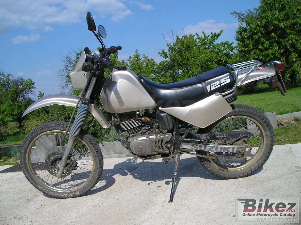 Big nymous user. dr 125 picture and wallpaper from Bikez.com
